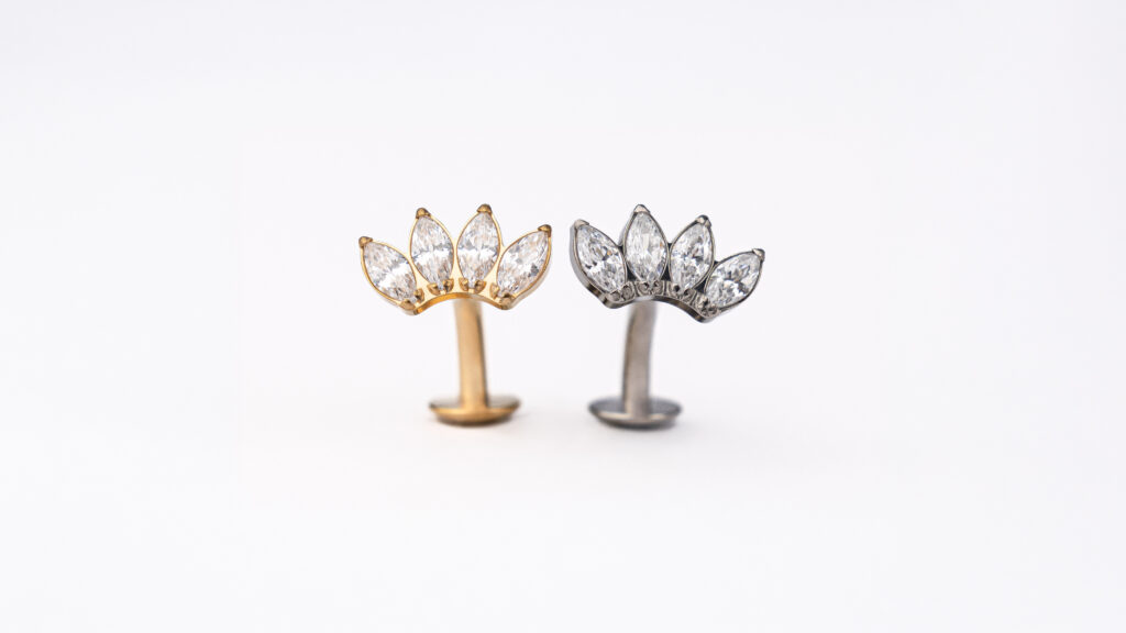 Mini piercing nombril doré ou argenté avec zircons en forme de couronne en acier chirurgical, au design délicat et lumineux