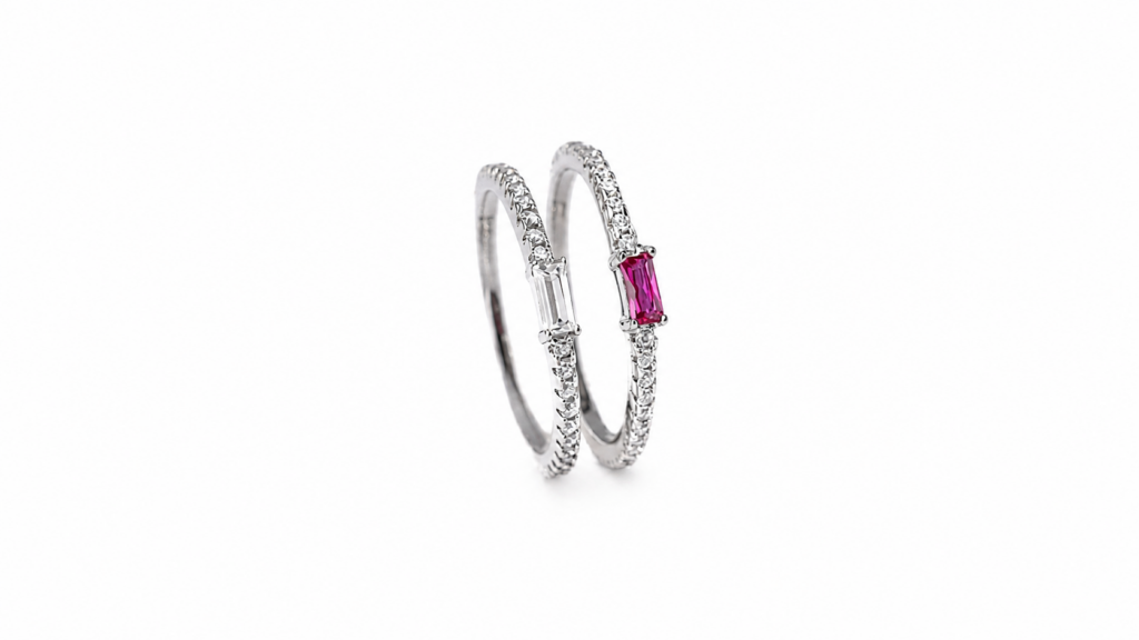 Model trägt den TEMPTATION Ring aus Sterlingsilber.