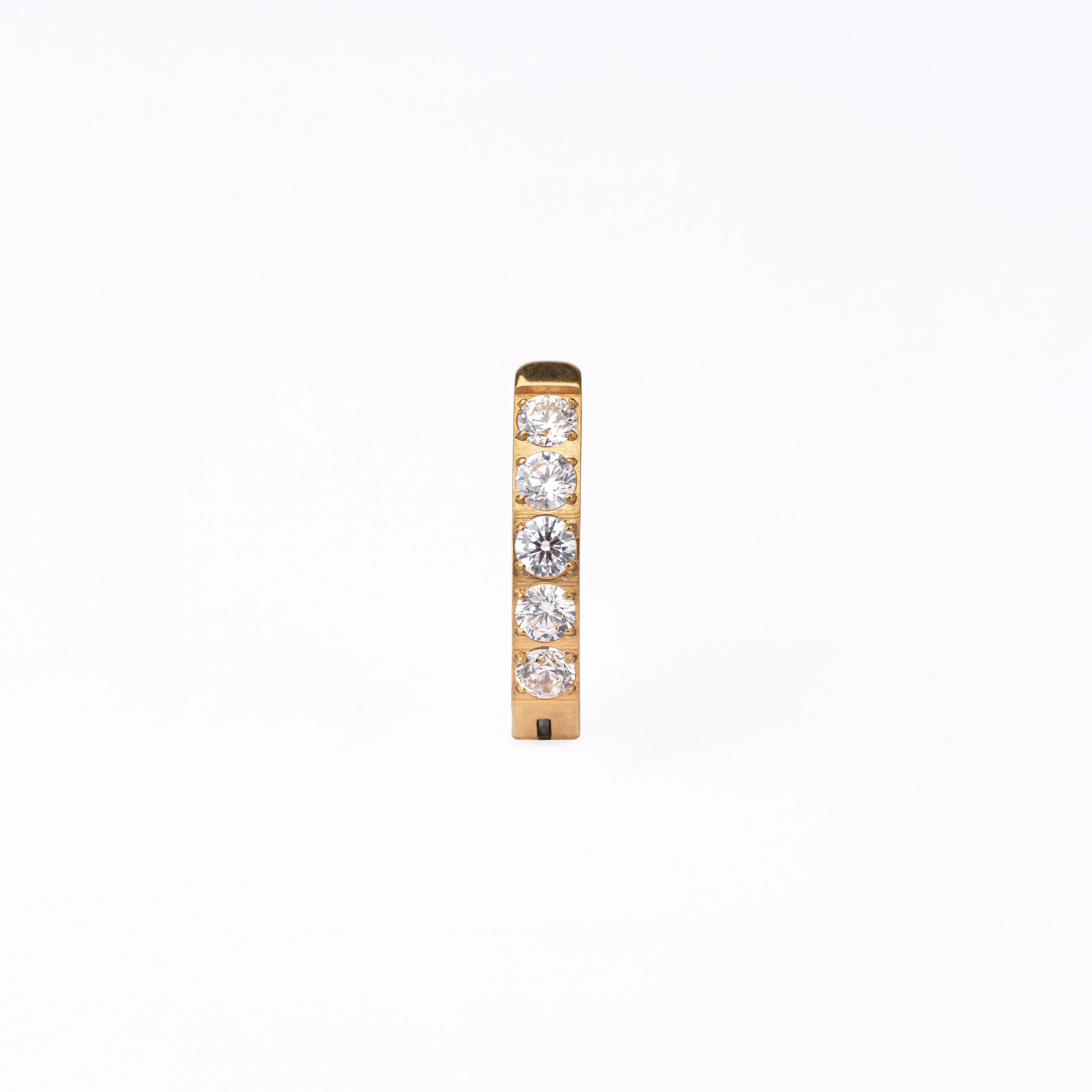 Piercing nombril en titane doré ou argenté avec zircons facettés lumineux et design fin à l’allure minimaliste.