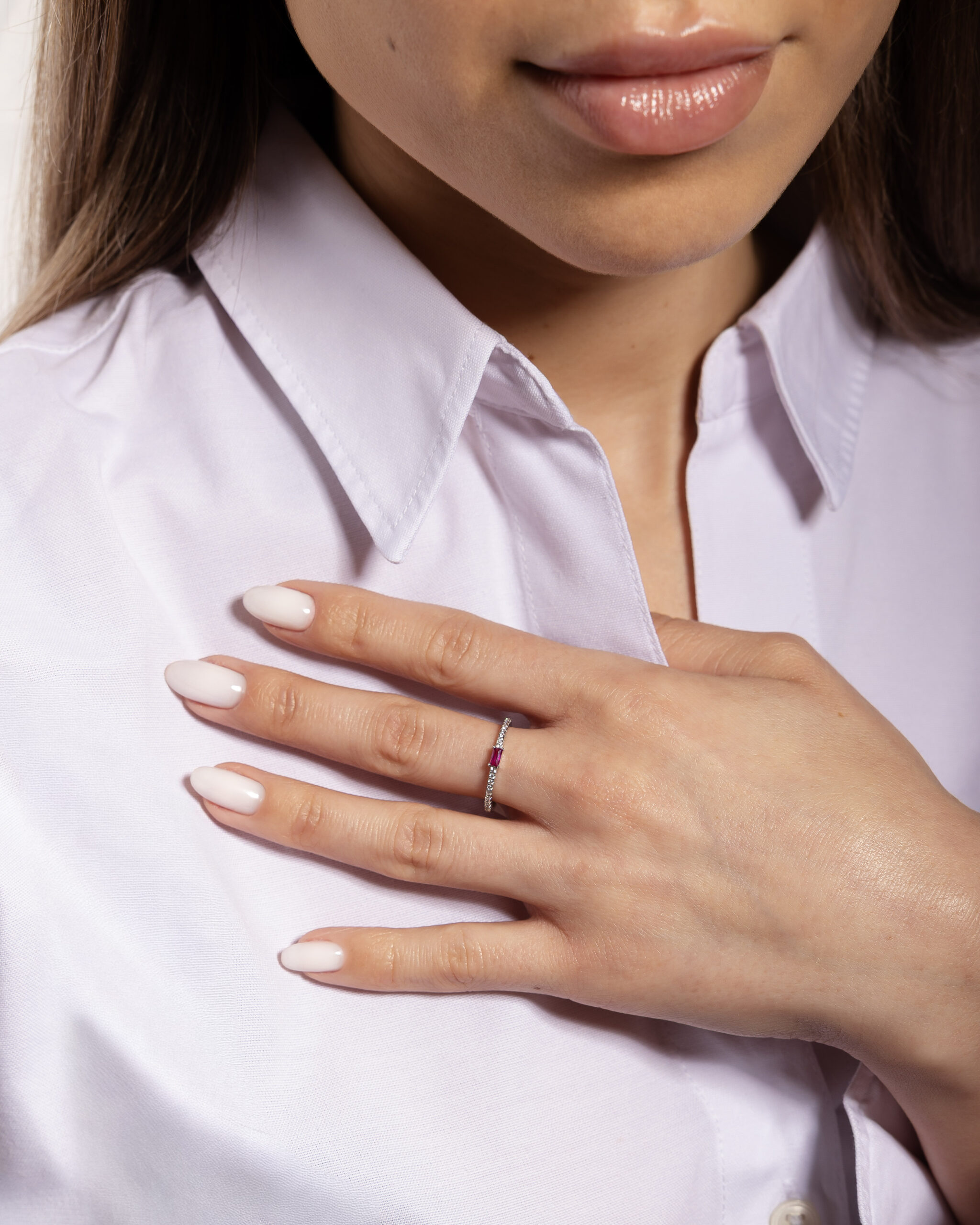 Model trägt den TEMPTATION Ring aus Sterlingsilber.