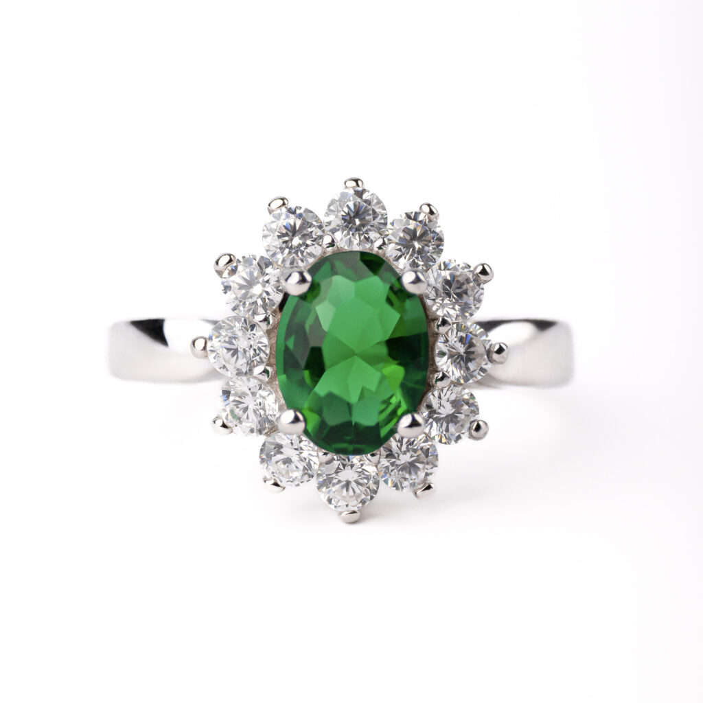 Promesse by Isadora, bague en argenté ou doré avec pierre verte.
