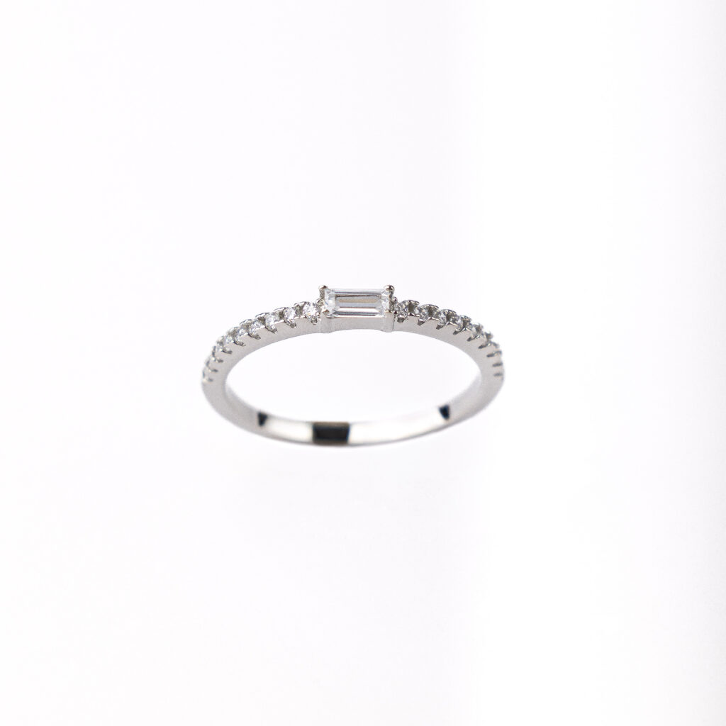 TEMPTATION Ring aus Sterlingsilber mit weissem oder rosafarbenem Zirkonia. 