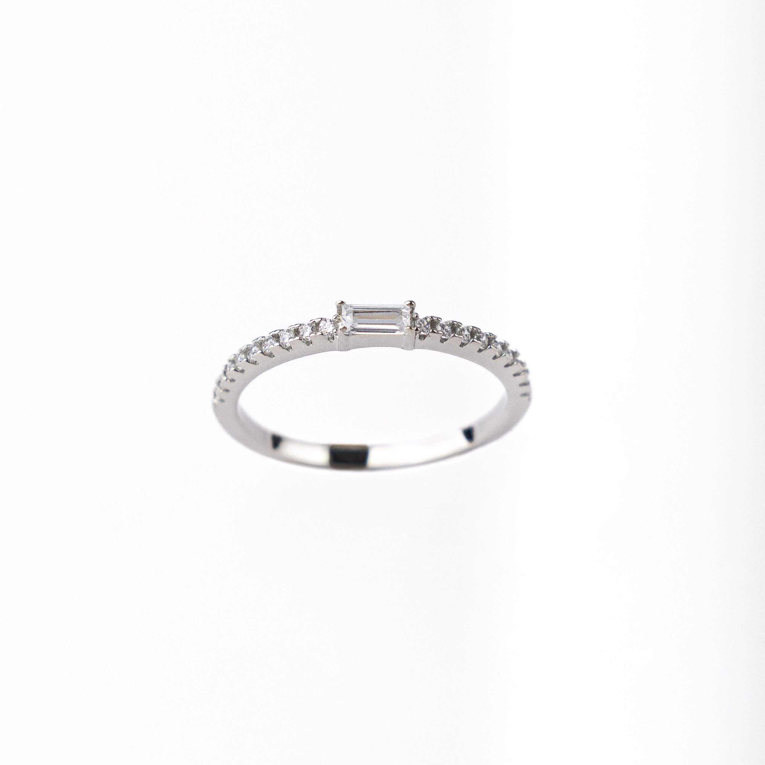 TEMPTATION Ring aus Sterlingsilber mit weissem oder rosafarbenem Zirkonia.