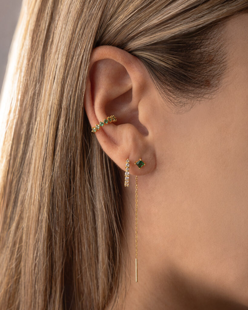ELARA Earcuff mit grünen Zirkonia von Isadora Boutique, am Ohr getragen.