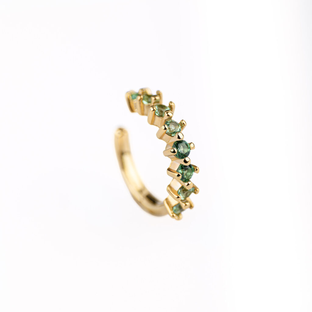 Ear cuff ELARA serti de zirconias verts par Isadora Boutique.