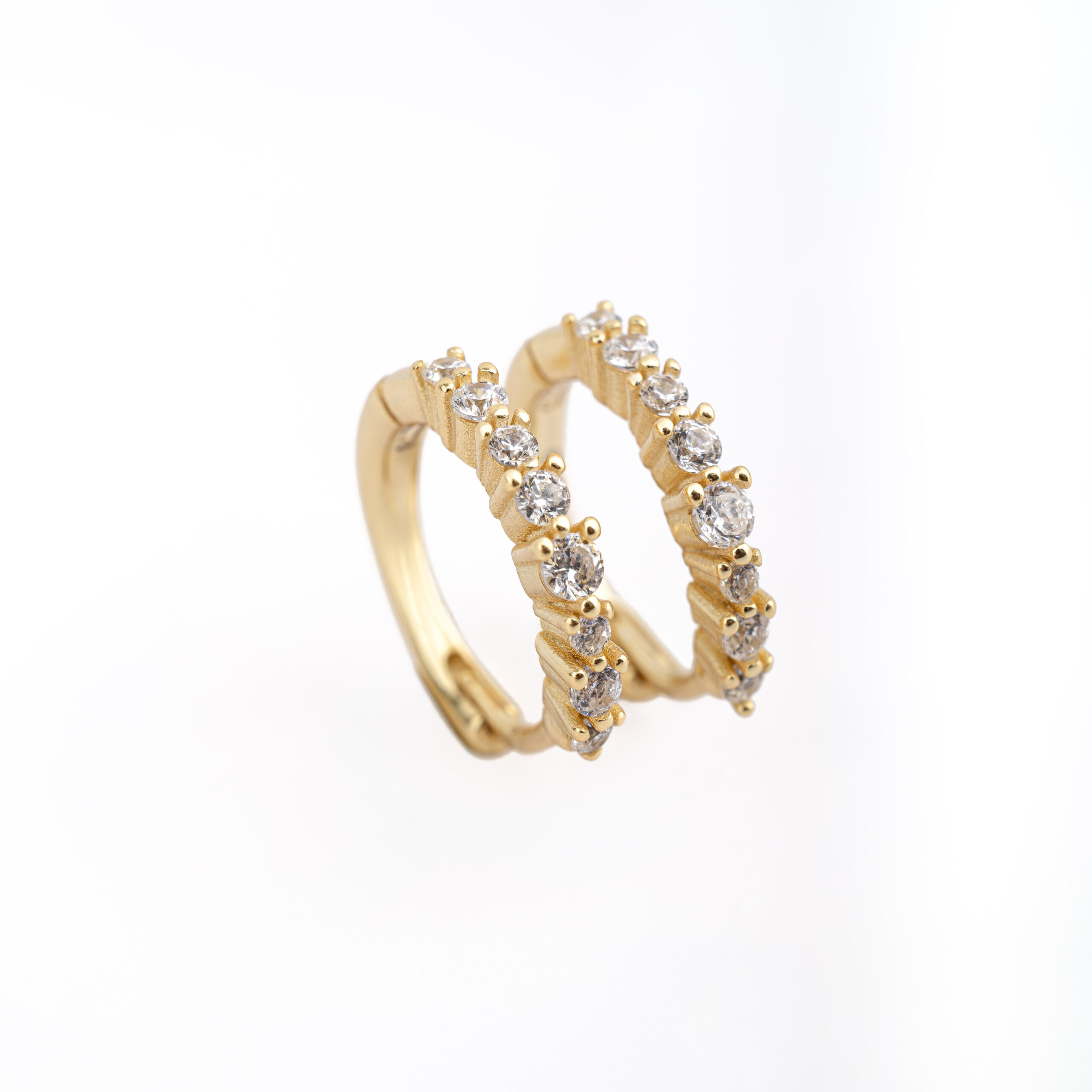 Entdecken Sie die HALO Creolen aus rhodiniertem oder mit 18 Karat Gold überzogenem 925er Sterlingsilber, besetzt mit weißen Zirkonia. Nickel- und bleifrei, paarweise erhältlich.