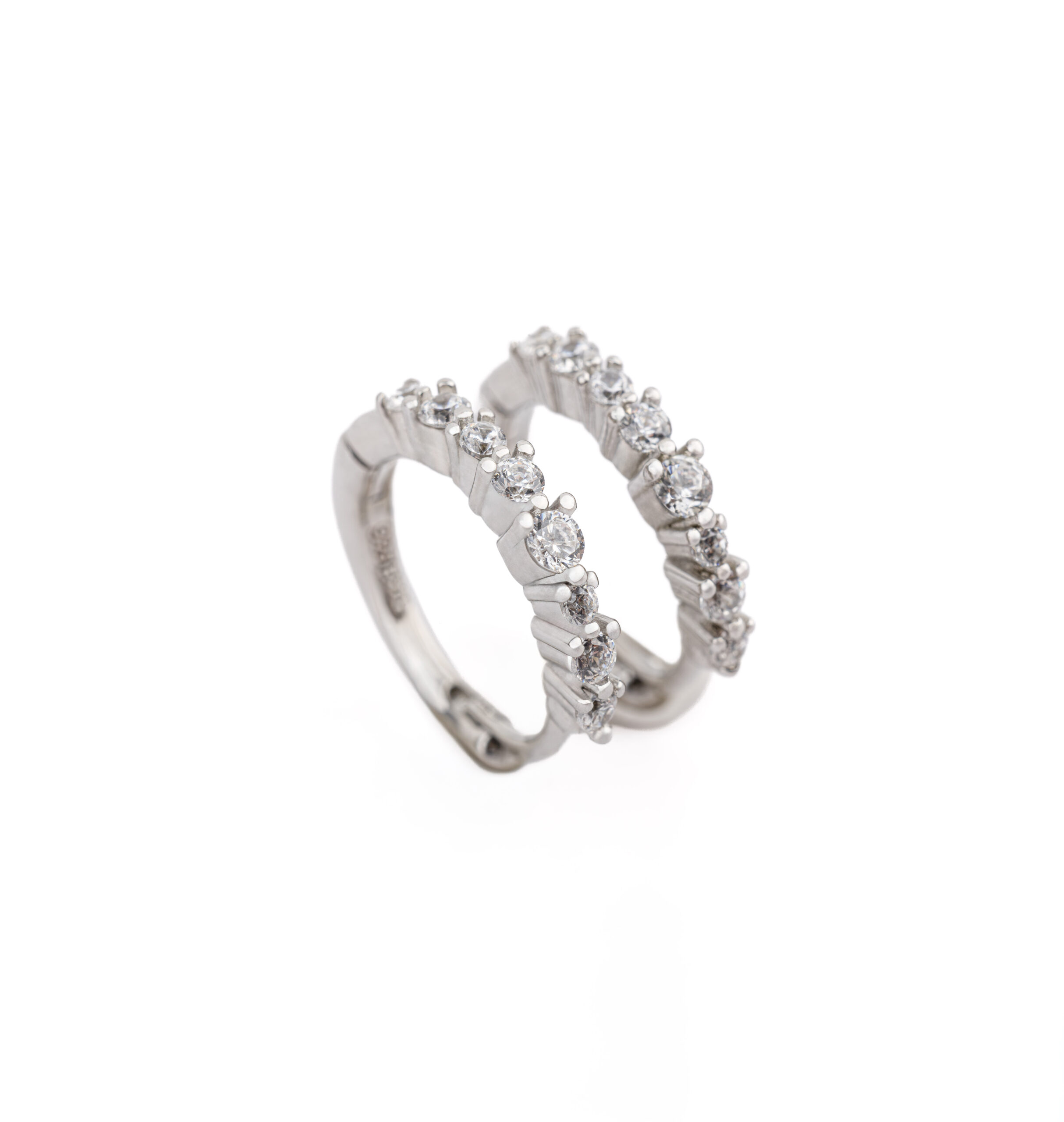 Entdecken Sie die HALO Creolen aus rhodiniertem oder mit 18 Karat Gold überzogenem 925er Sterlingsilber, besetzt mit weißen Zirkonia. Nickel- und bleifrei, paarweise erhältlich.