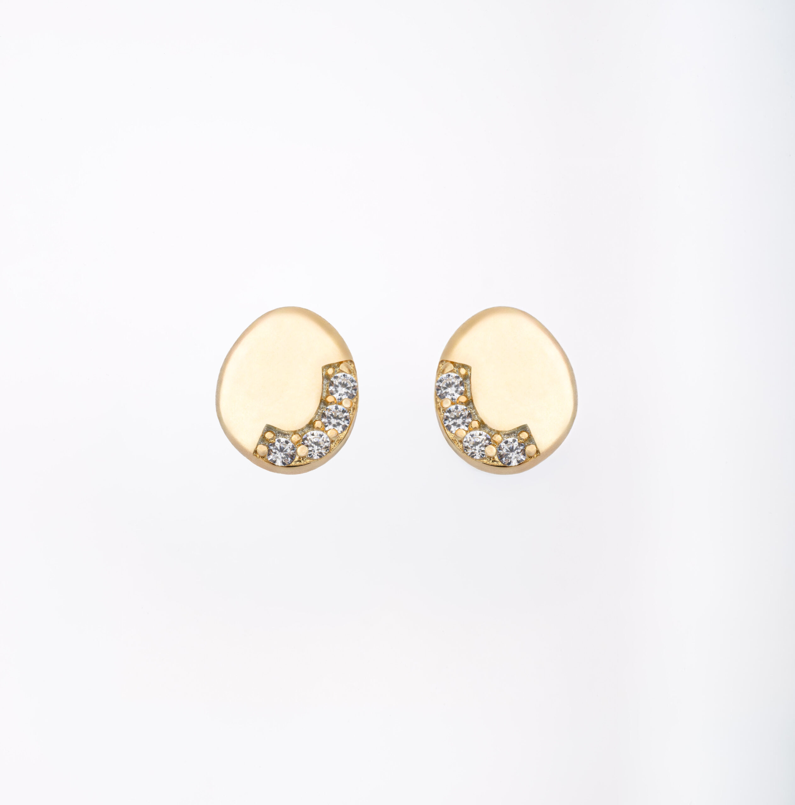 Paire de boucles d’oreilles NOVA en argent sterling 925 rhodié et argent 925 recouvert d’or 18 carats, serties de zircones blanches sur fond blanc.