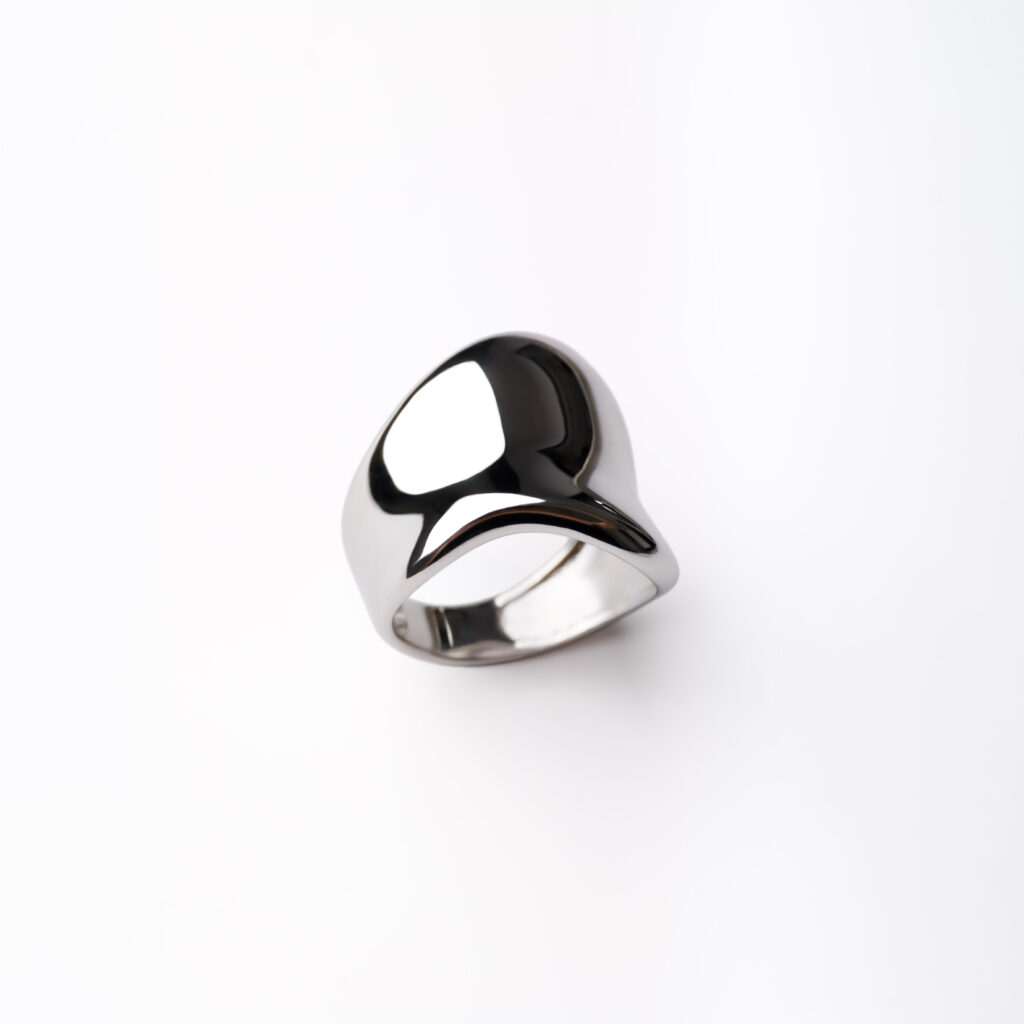 Woman wearing the Muse statement ring in 925 sterling silver by Isadora Boutique.