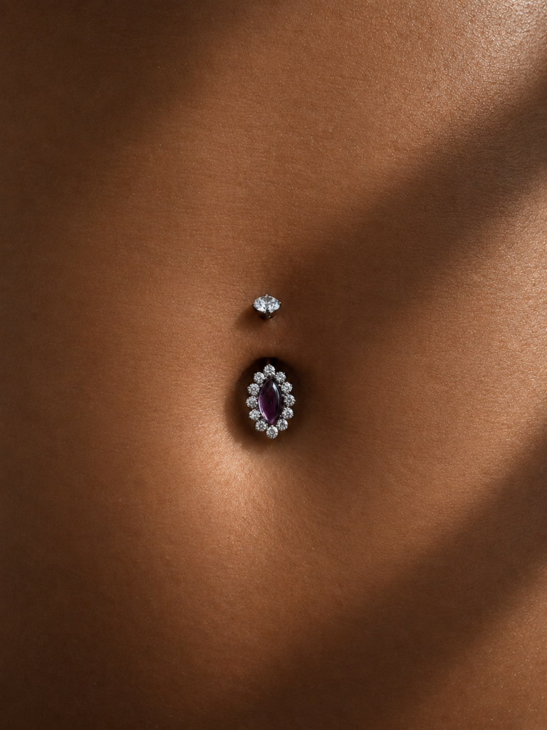Bijou AURA en titane ASTM F136 orné de zircones premium par Isadora Boutique.