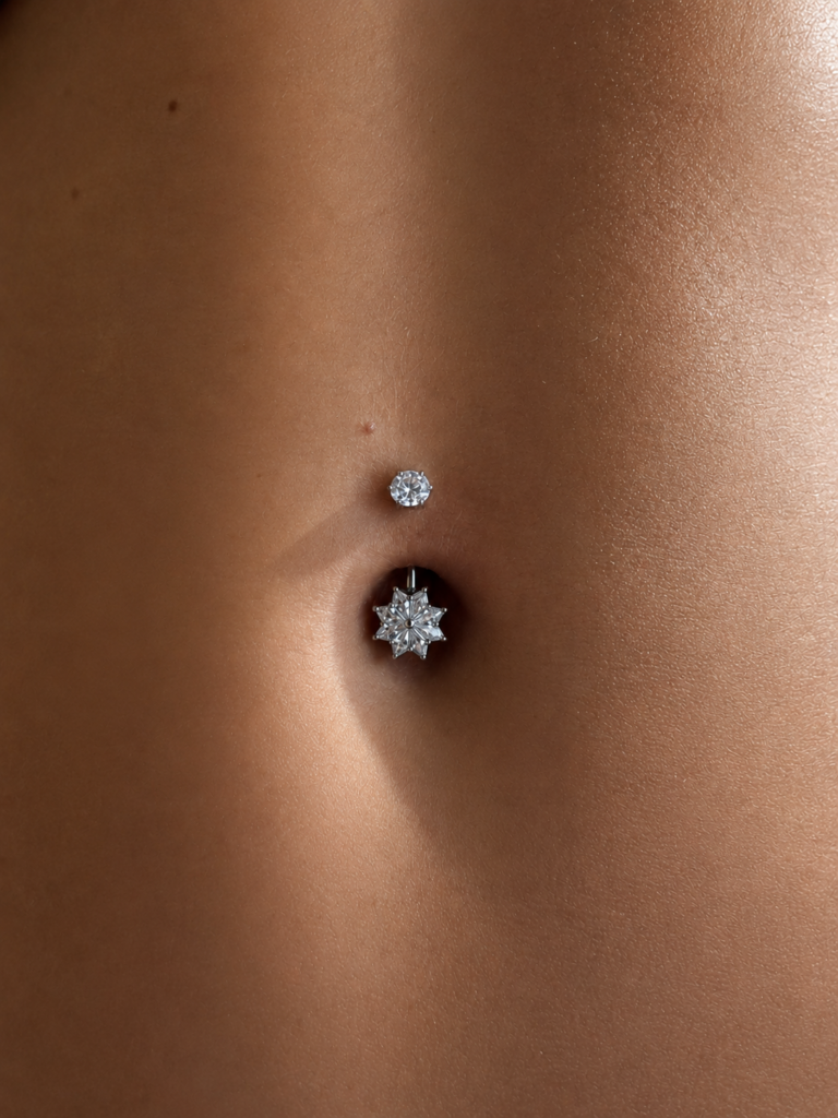 Piercing de nombril argenté avec étoile en cristaux blancs et zircone blanche.