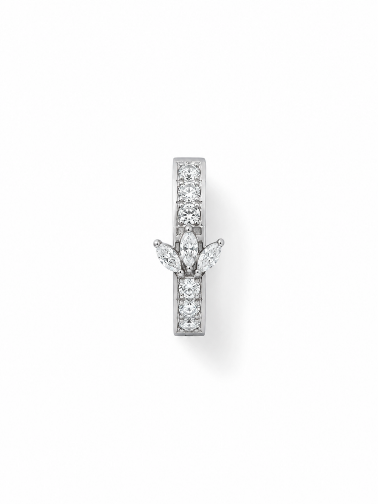 Piercing de nombril argenté en titane ASTM F-136, orné de zirconias premium au design géométrique.