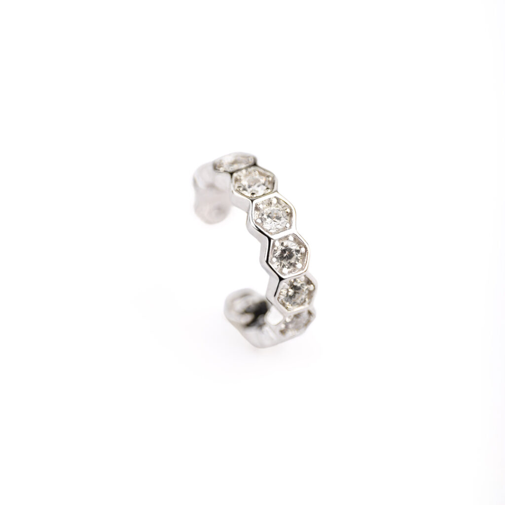 Earcuff NYRA doré en argent 925 plaqué or, serti de zircones sur fond blanc