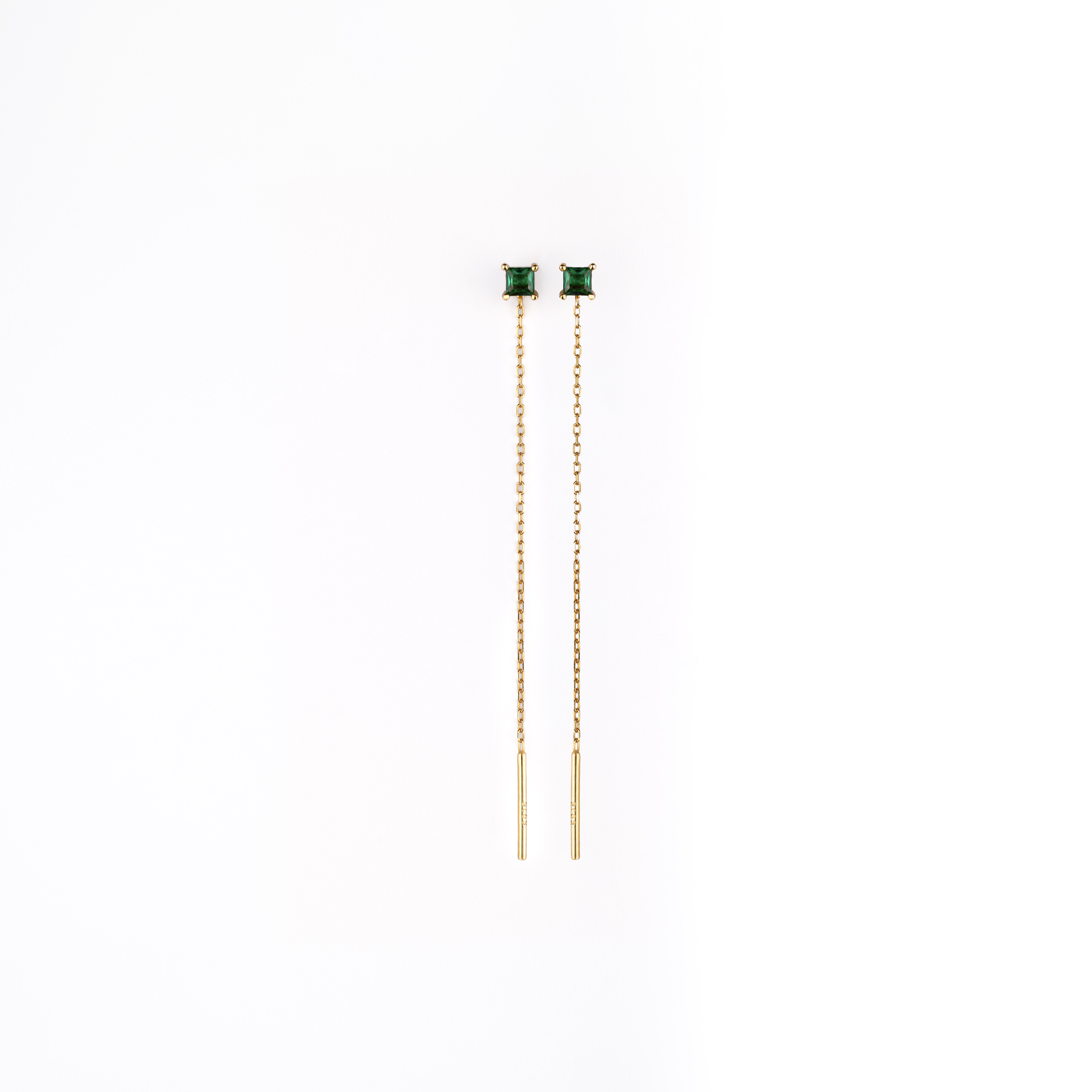 Boucles d'oreilles LYA en argent sterling 925 recouvert d'or 18 carats avec zirconias carrés verts et chaîne traversante par Isadora Boutique.