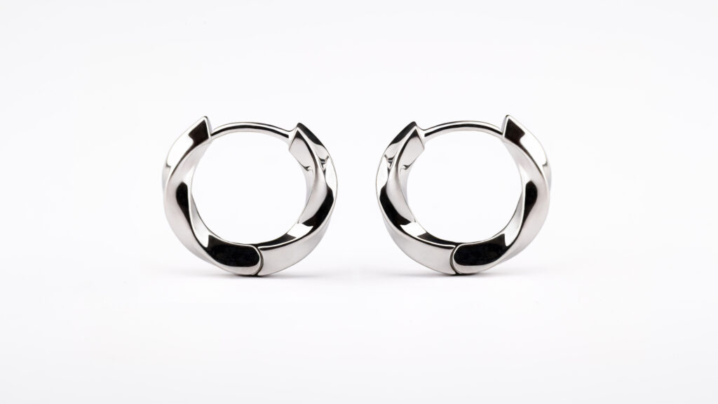 Boucles d'oreilles créoles torsadées LYRA en argent sterling 925 recouvert d'or 18 carats par Isadora Boutique.