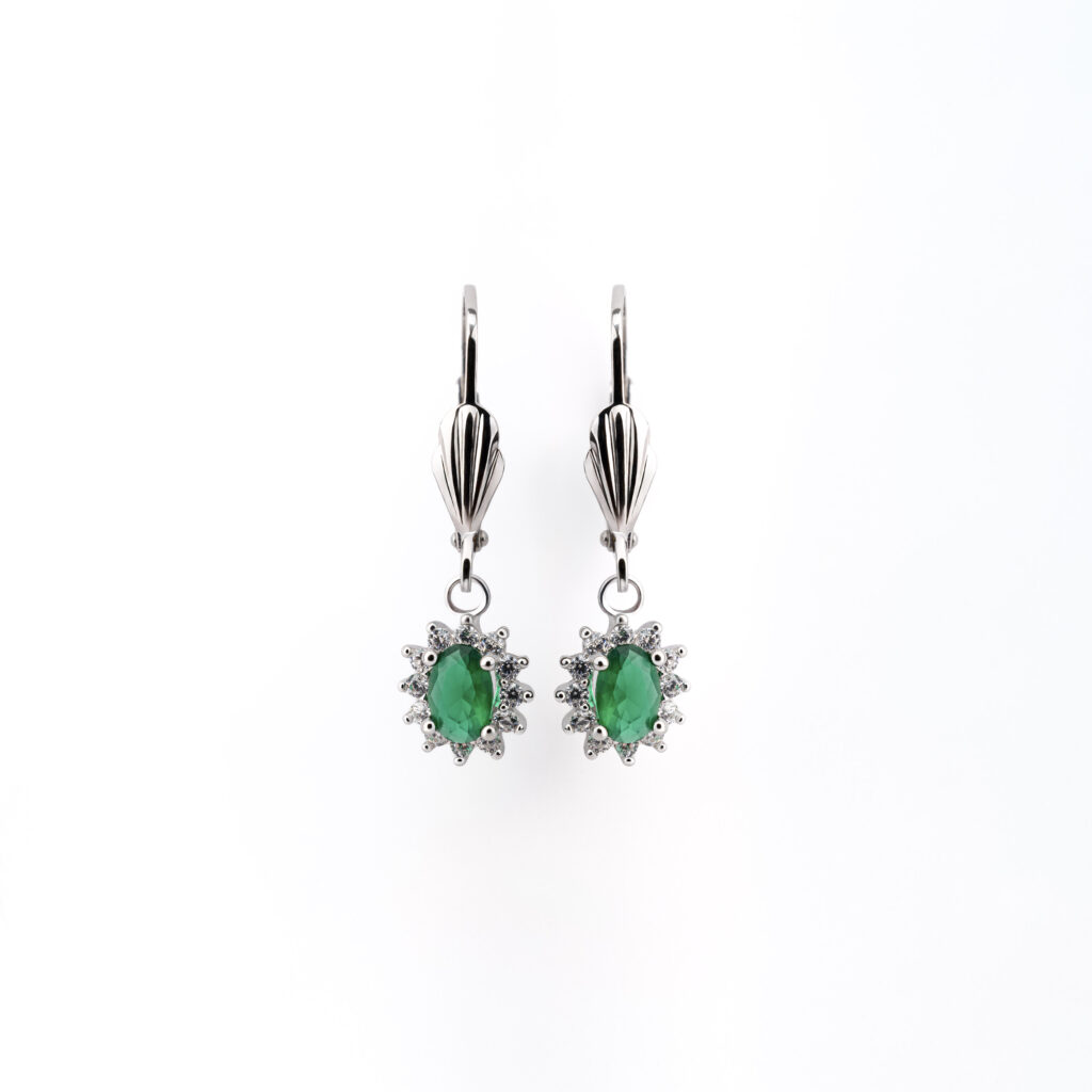Boucles d’oreilles PROMESSE en argent sterling 925 ou dorées à l’or 18 carats, ornées d’une zircone verte entourée de zircones blanches.