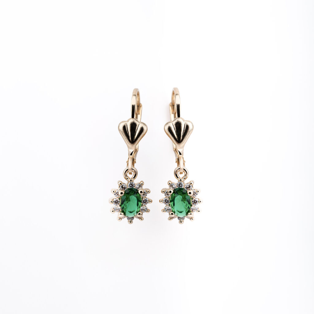 Boucles d’oreilles PROMESSE en argent sterling 925 ou dorées à l’or 18 carats, ornées d’une zircone verte entourée de zircones blanches.