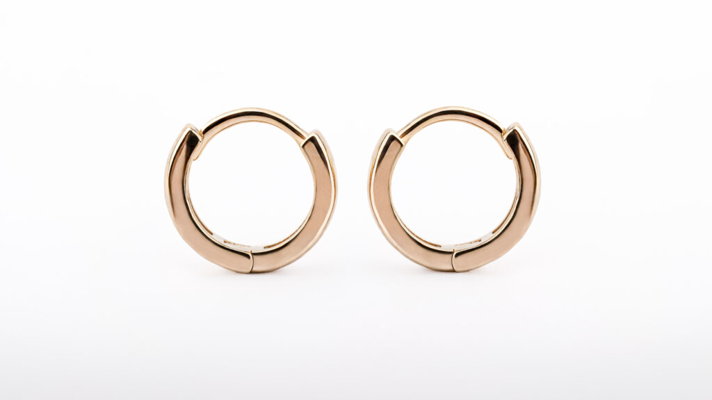 Boucles d’oreilles LYNEA en laiton recouvert d’or 18 carats, créoles fines au design minimaliste.
