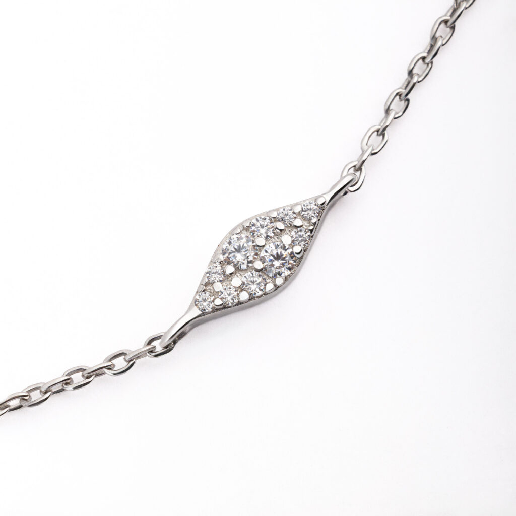 Collier VERA en argent sterling 925, disponible en finition argentée ou dorée, orné de trois motifs marquise sertis de zircones blanches.