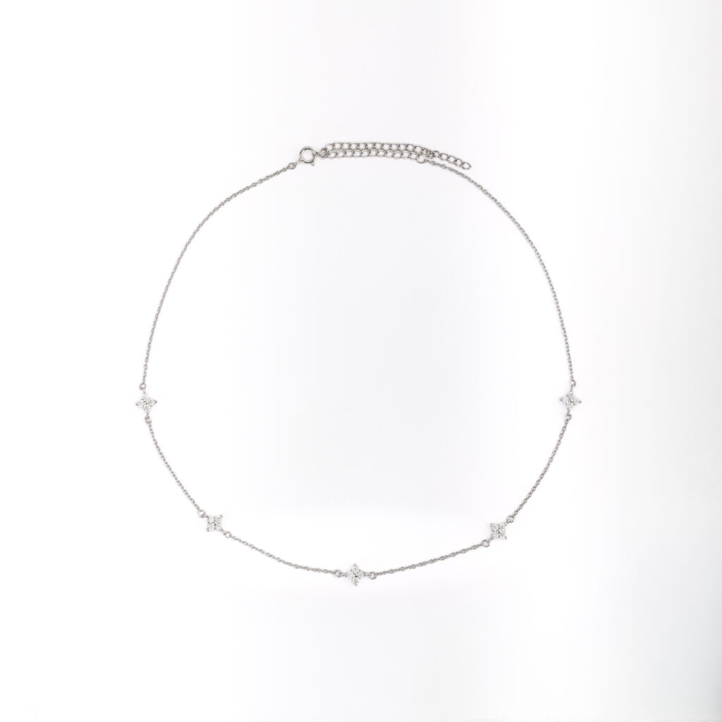 Collier ASTRA en argent sterling 925, disponible en finition argentée ou dorée, orné de cinq étoiles serties de zircones blanches.
