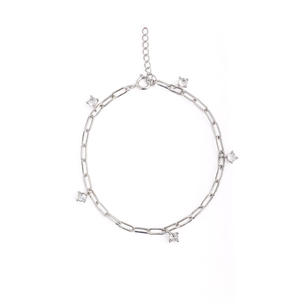 Bracelet NOXY en argent sterling 925, disponible en finition argentée ou dorée, orné de zircones blanches délicatement suspendues le long de la chaîne.