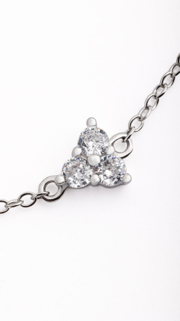 Bracelet POSY en argent sterling 925, disponible en finition argentée ou dorée, orné de petits bouquets de zircones blanches.
