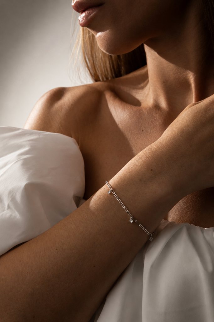 Bracelet NOXY en argent sterling 925, disponible en finition argentée ou dorée, orné de zircones blanches délicatement suspendues le long de la chaîne.