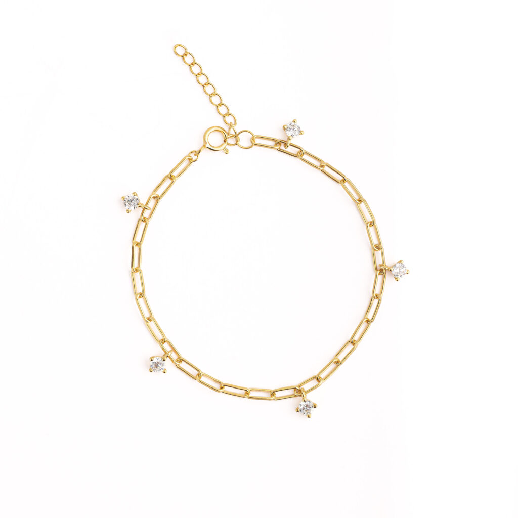Bracelet NOXY en argent sterling 925, disponible en finition argentée ou dorée, orné de zircones blanches délicatement suspendues le long de la chaîne.