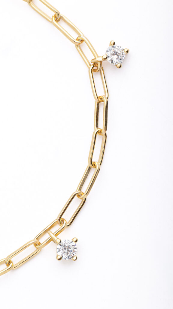 Bracelet NOXY en argent sterling 925, disponible en finition argentée ou dorée, orné de zircones blanches délicatement suspendues le long de la chaîne.