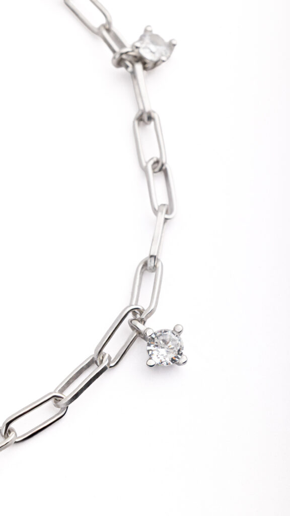 Bracelet NOXY en argent sterling 925, disponible en finition argentée ou dorée, orné de zircones blanches délicatement suspendues le long de la chaîne.