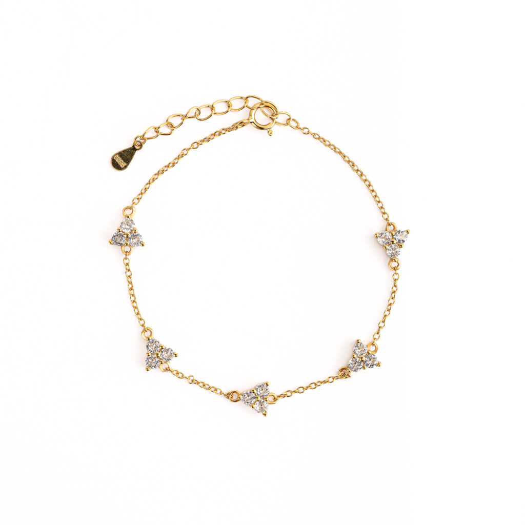 Bracelet POSY en argent sterling 925, disponible en finition argentée ou dorée, orné de petits bouquets de zircones blanches.