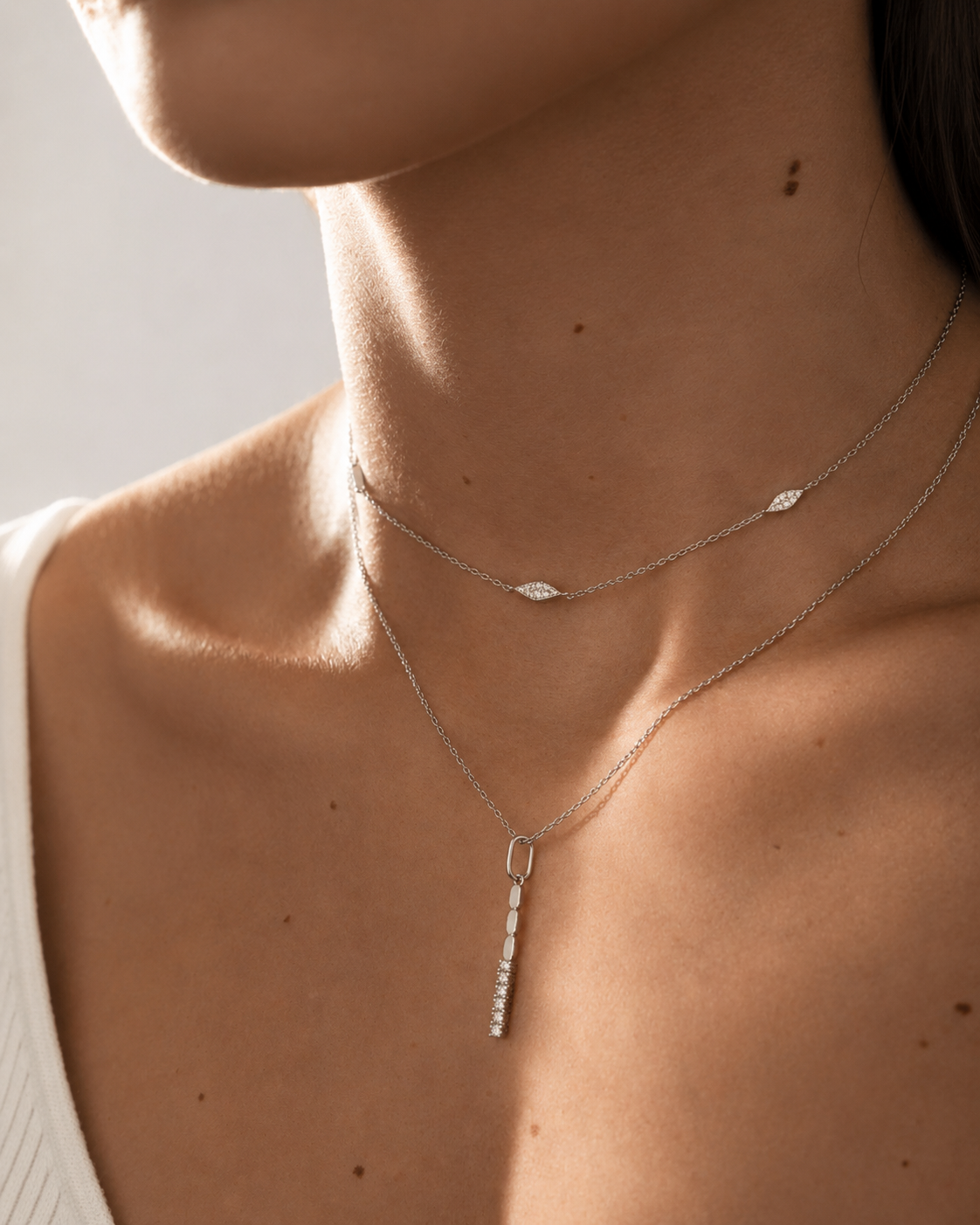 Collier NERYX en argent sterling 925, disponible en finition argentée ou dorée, orné de zircones blanches.