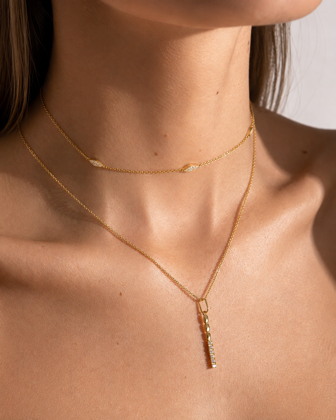 Collier NERYX en argent sterling 925, disponible en finition argentée ou dorée, orné de zircones blanches.