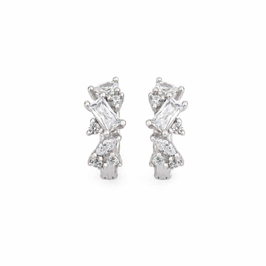 Boucles d’oreilles ELIA en argent sterling 925 ornées de zircones blanches rondes et baguette.