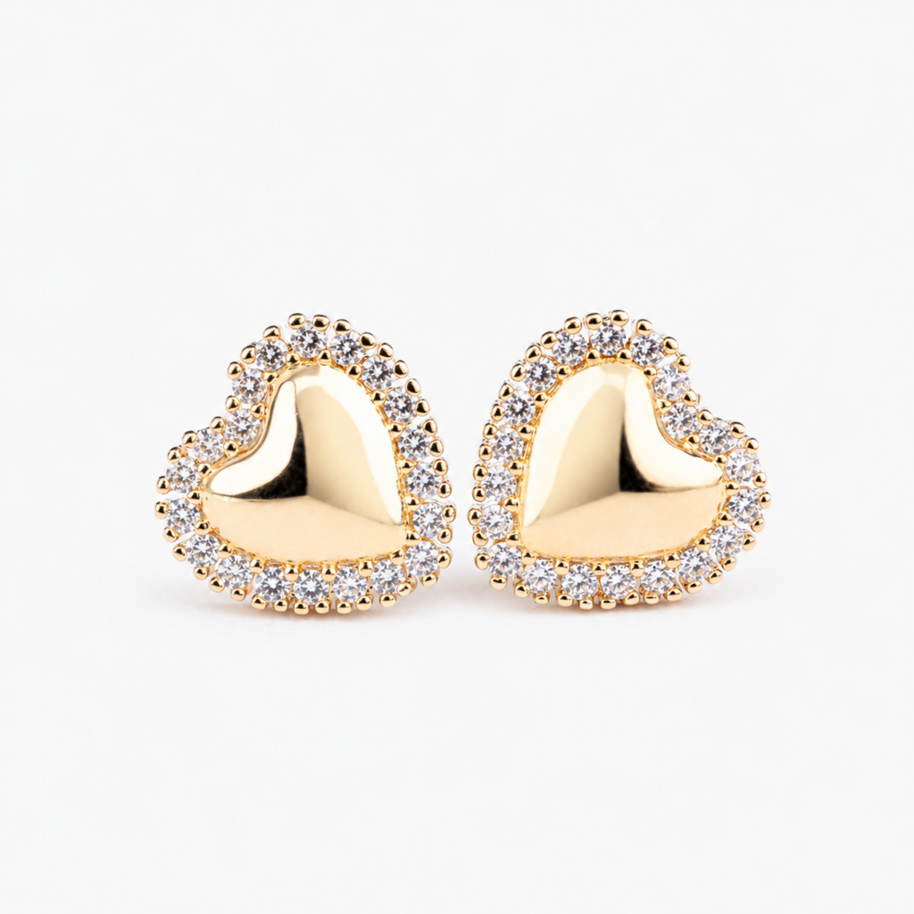 Boucles d’oreilles EMBLEM dorées en forme de cœur, serties de zircones blanches.