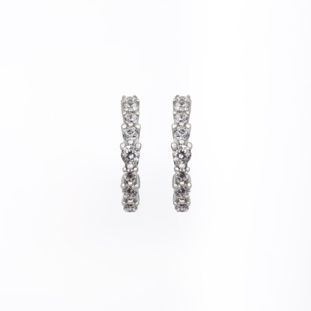 Entdecken Sie die HALO Creolen aus rhodiniertem oder mit 18 Karat Gold überzogenem 925er Sterlingsilber, besetzt mit weißen Zirkonia. Nickel- und bleifrei, paarweise erhältlich.