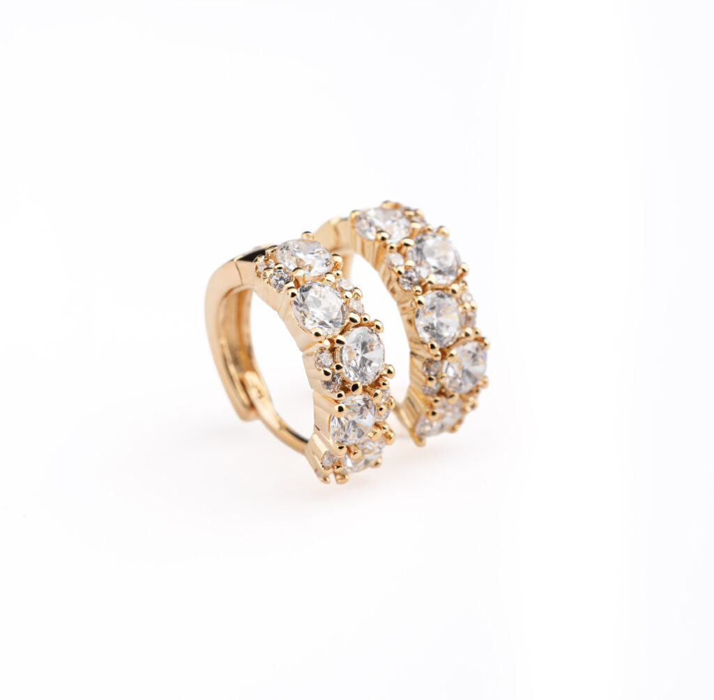 Boucles d’oreilles LUMEA en laiton recouvert d’or 18 carats, ornées de zircones blanches.