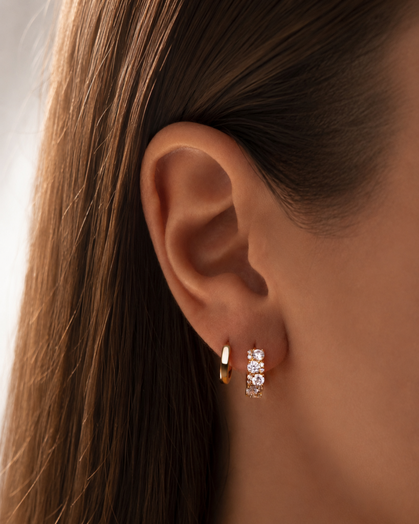 Boucles d’oreilles LUMEA en laiton recouvert d’or 18 carats, ornées de zircones blanches.