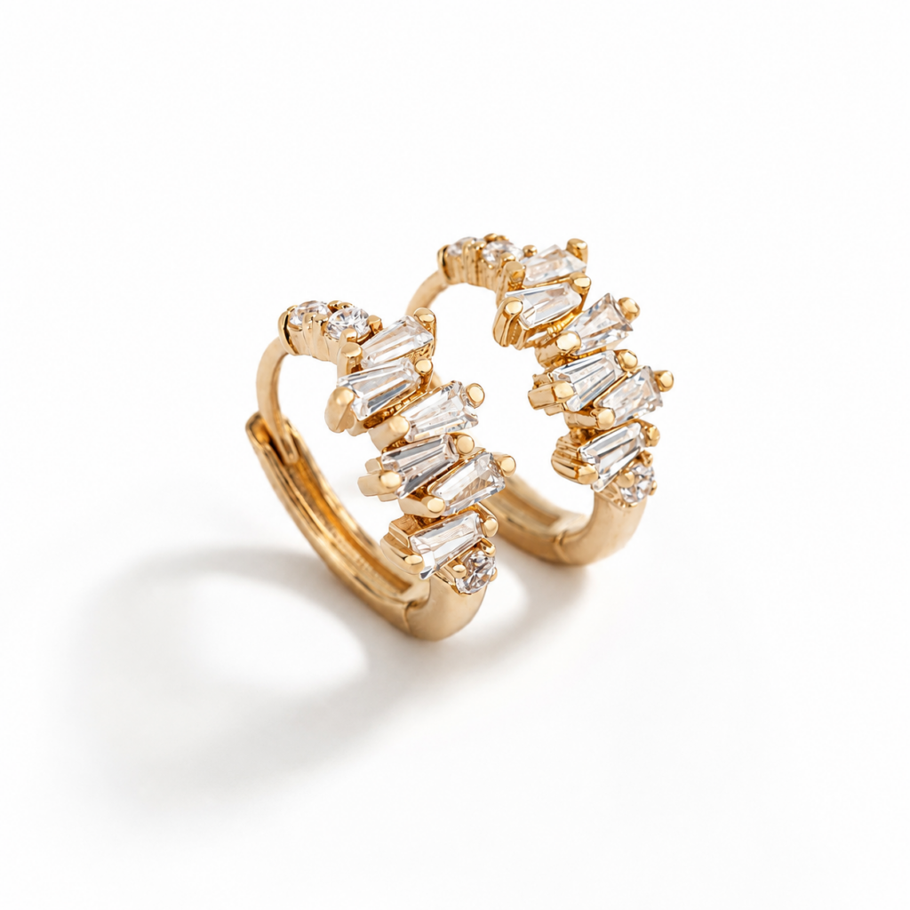 Boucles d’oreilles MIRA en laiton recouvert d’or 18 carats, ornées de zircones taille baguette.