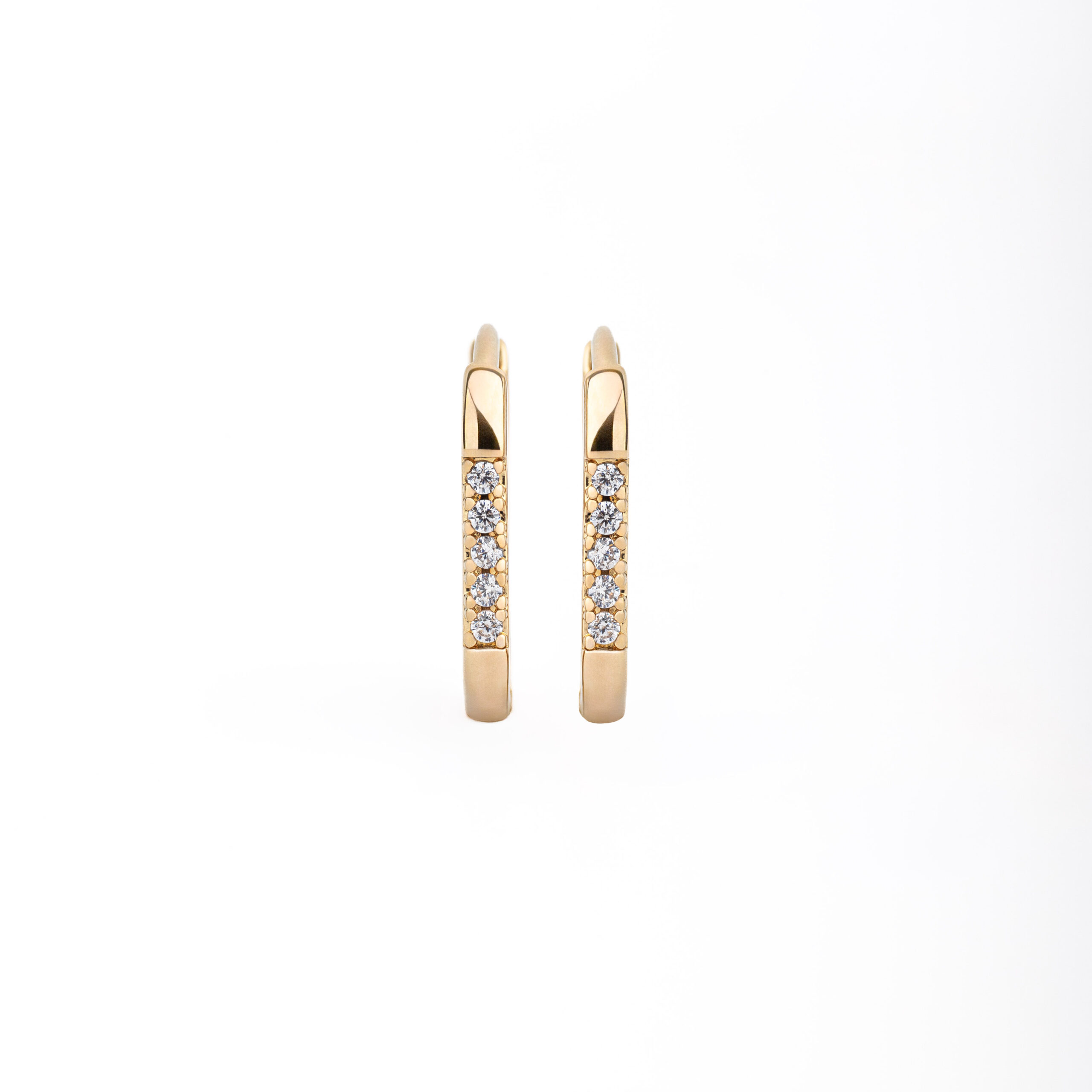 Boucles d’oreilles NERA en laiton recouvert d’or 18 carats, ornées de zircones blanches.