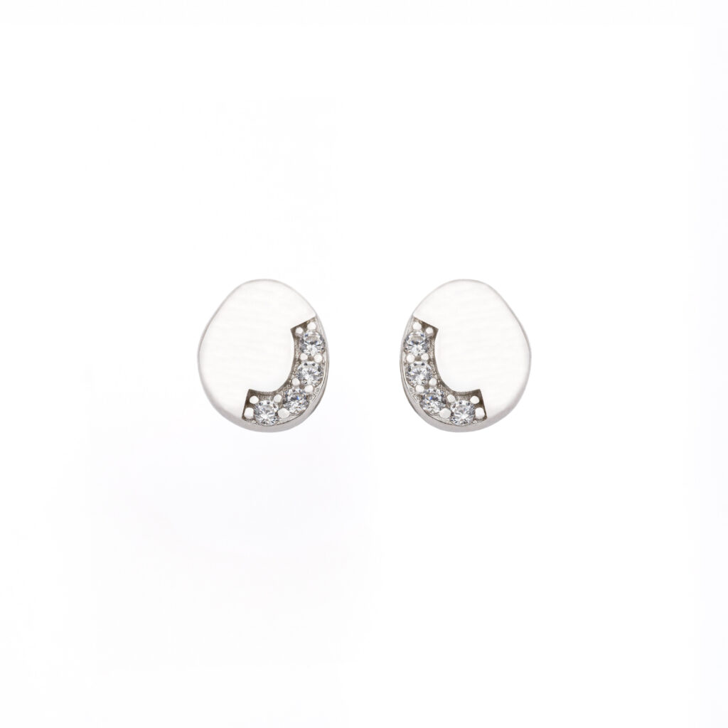 Paire de boucles d’oreilles NOVA en argent sterling 925 rhodié et argent 925 recouvert d’or 18 carats, serties de zircones blanches sur fond blanc.