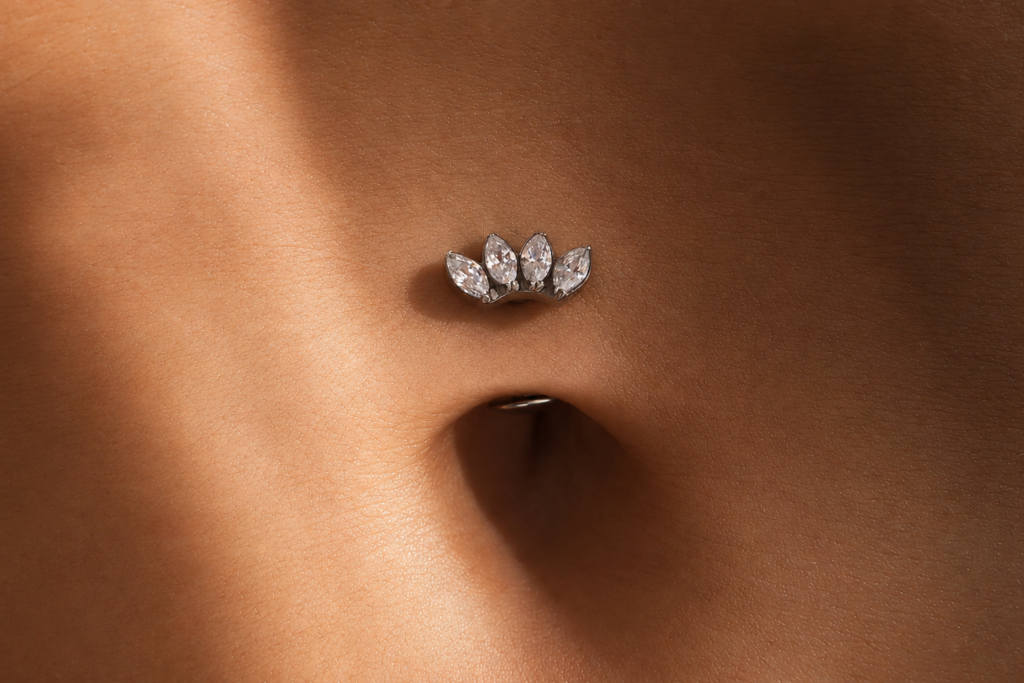Mini piercing nombril doré ou argenté avec zircons en forme de couronne en acier chirurgical, au design délicat et lumineux