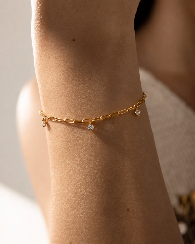 Bracelet NOXY en argent sterling 925, disponible en finition argentée ou dorée, orné de zircones blanches délicatement suspendues le long de la chaîne.