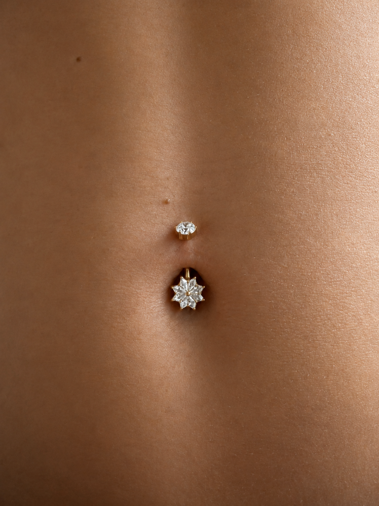 Piercing de nombril doré avec étoile en cristaux blancs et zircone blanche.